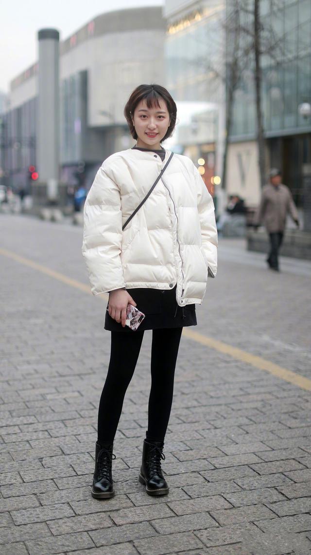 混搭 最近流行一种“混搭穿法”,叫“羽绒服+半裙”,小个子也适合