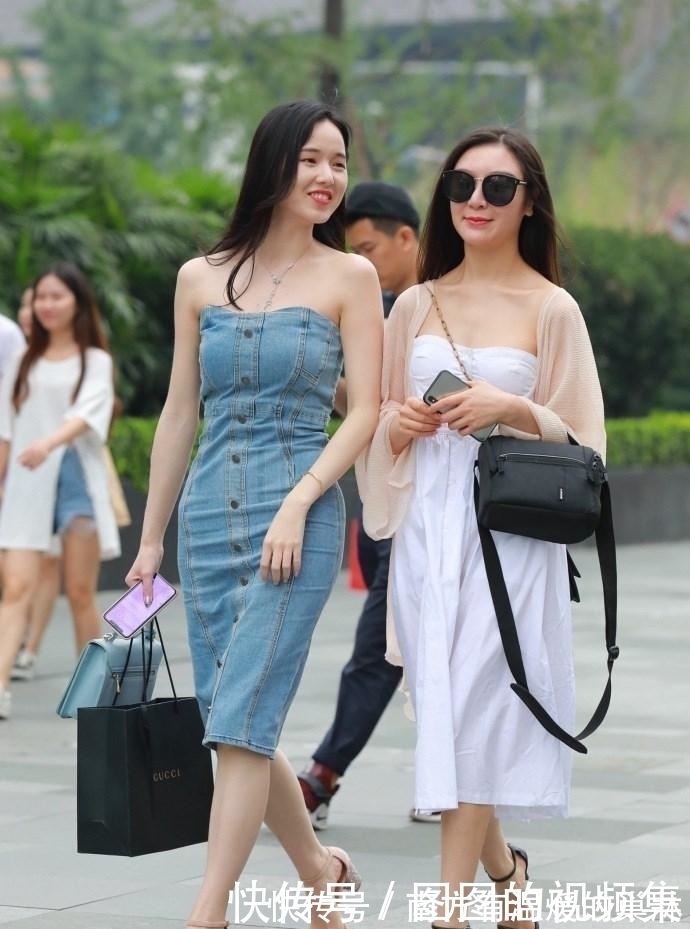 穿搭 这个季节姑娘想起了漂亮的夏装,展示出了开心的一面