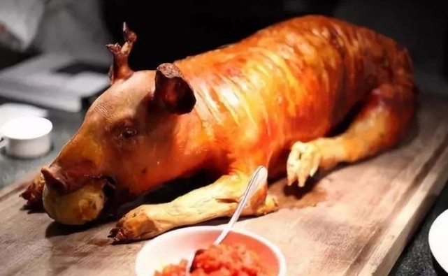 美食|去越南吃500元烤乳猪,切开才知有“猫腻”,网友:专坑外地人