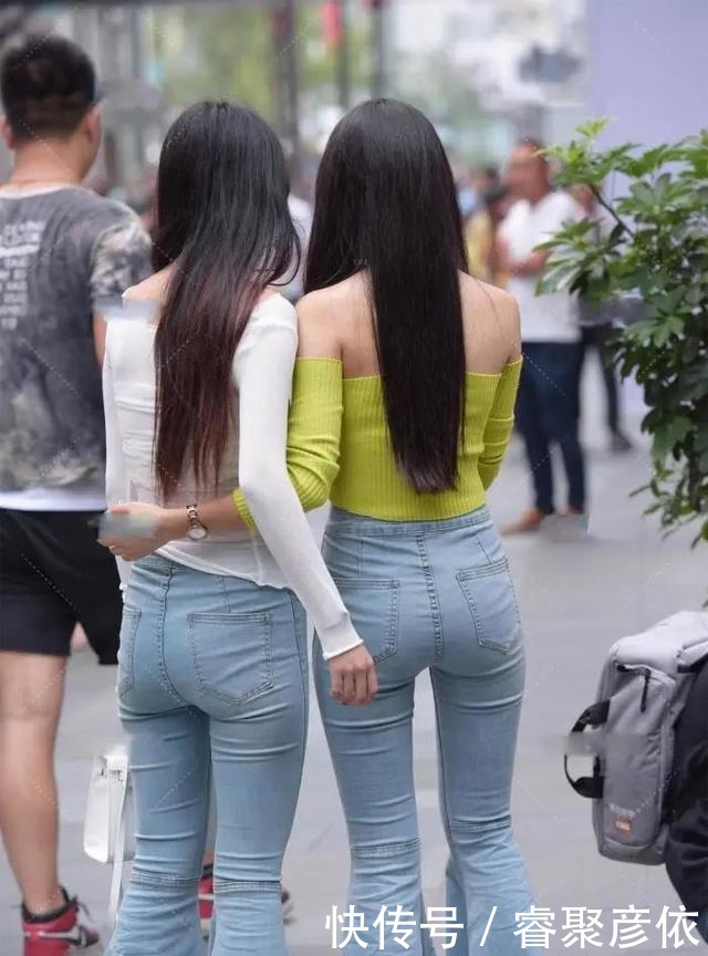 浅蓝色喇叭裤配个性上衣的穿搭,彰显性感之余又温柔优雅