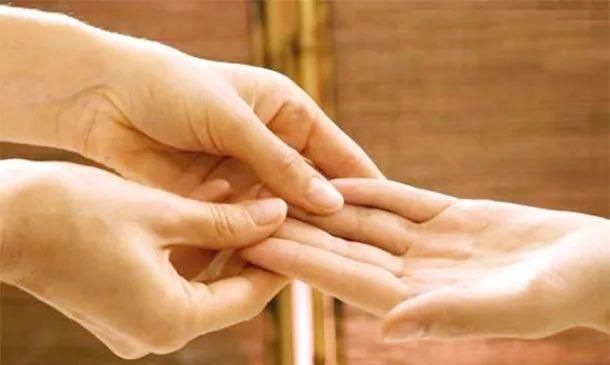 中指|手有这“4种变化”,提醒你“大病”来了,需尽早就医,千万别拖