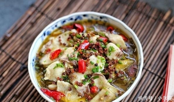 尖辣椒|酸菜鱼极简版做法,去掉鱼皮才不腥,腌15分钟更滑嫩