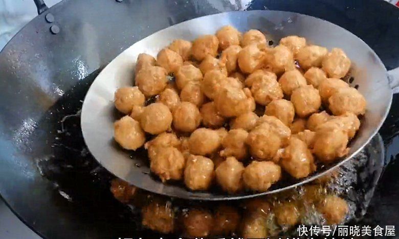 炸丸子，最忌直接加盐和淀粉，诀窍告诉你，金黄酥脆放凉不回软