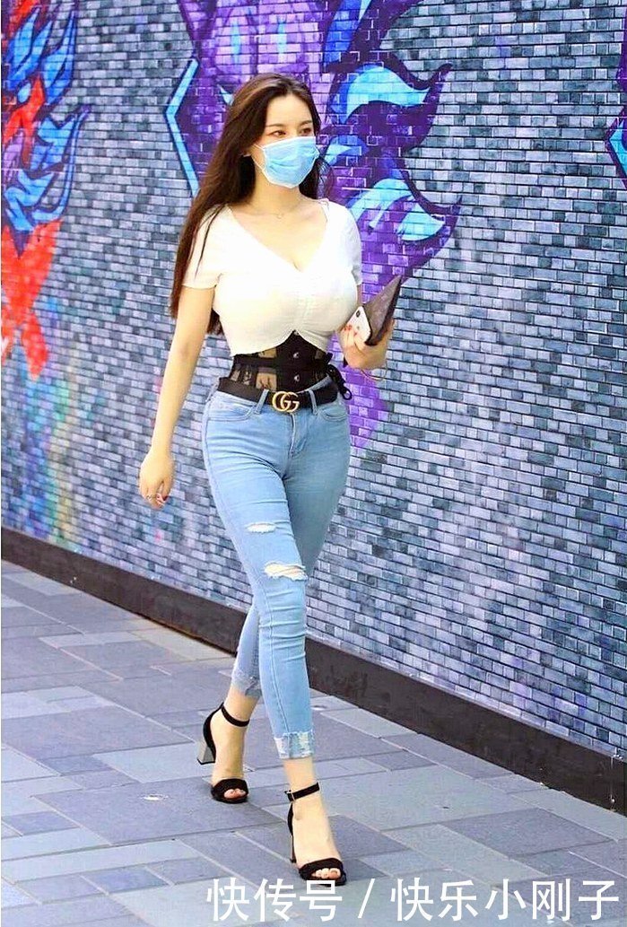 高个模特穿牛仔裤真好看,展示出一双大长腿,彰显轻熟的性感韵味