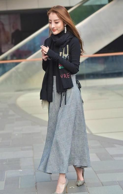 半裙配针织上衣，暖和又精致，是很好的选择