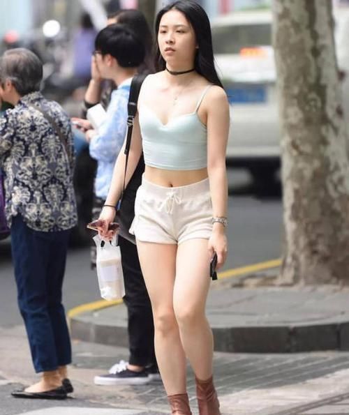 街拍街头丰盈的美女,一袭粉色的紧身裙,好身材夺人眼球