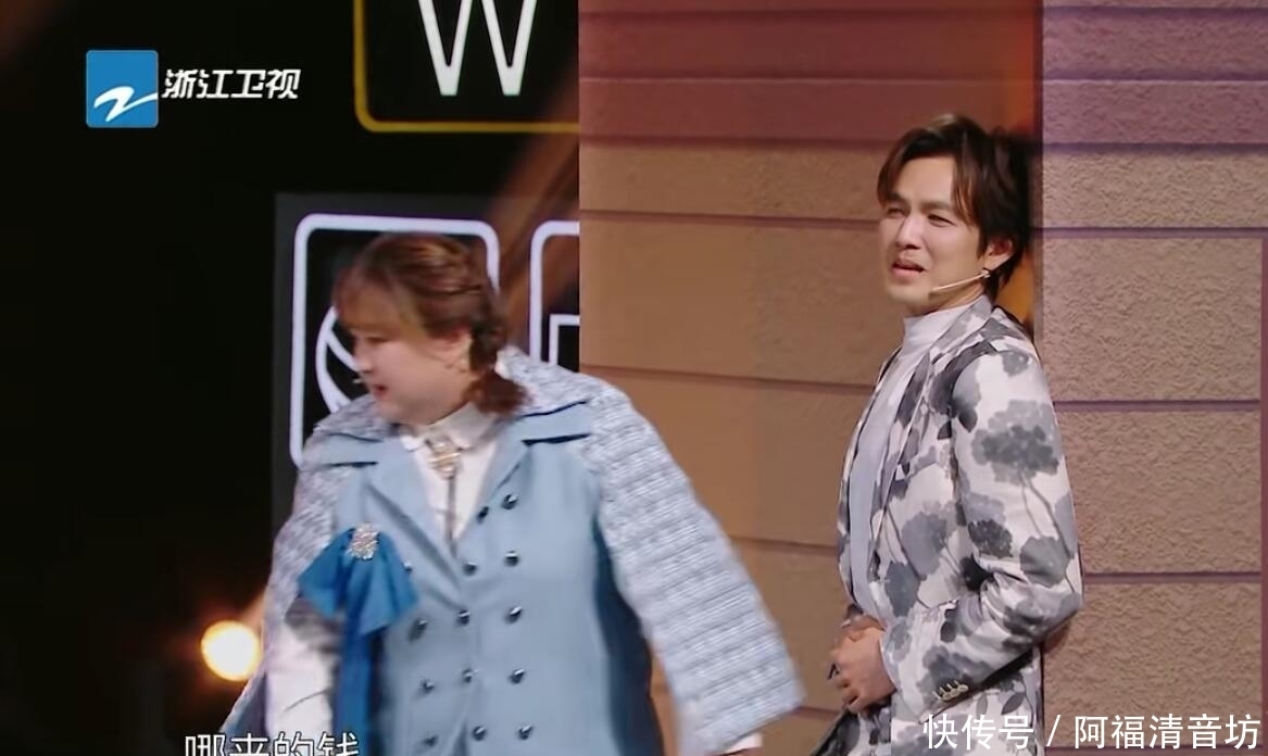 贾玲|《王牌6》收官翻车,大型提词器曝光,贾玲台词清晰可见,好尴尬