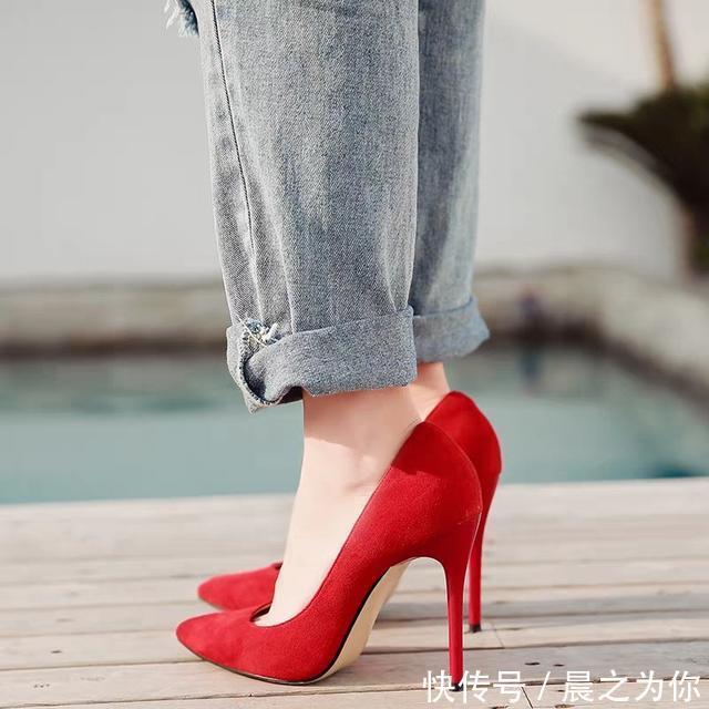 浅口 尖头细跟鞋有着优美流畅的线条,尽显慵懒自然的气质