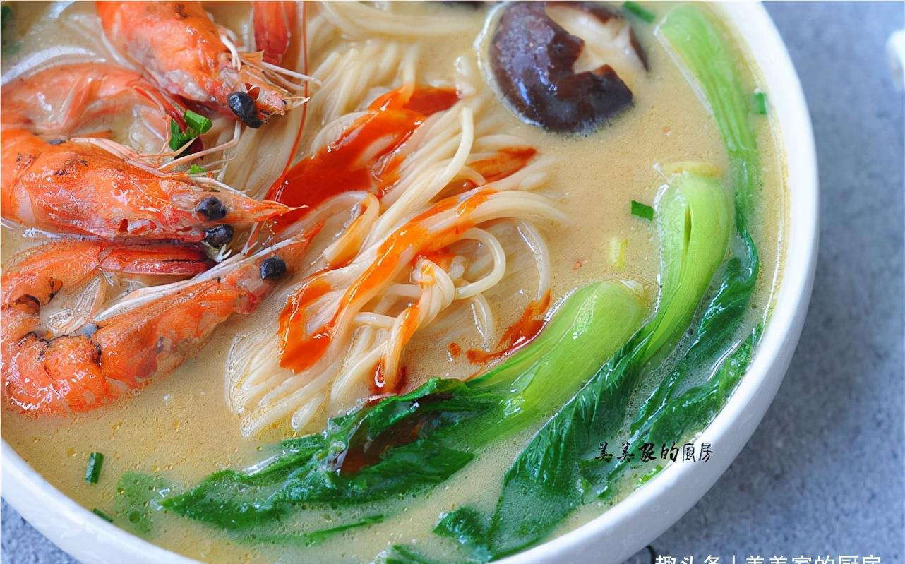 秋天吃早餐,迷上了此款!汤汁鲜浓,面条油润,做法超简单!