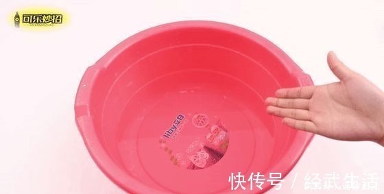 今天才知道,羽绒服领子上的这块布,还有这用处!看完回家试试