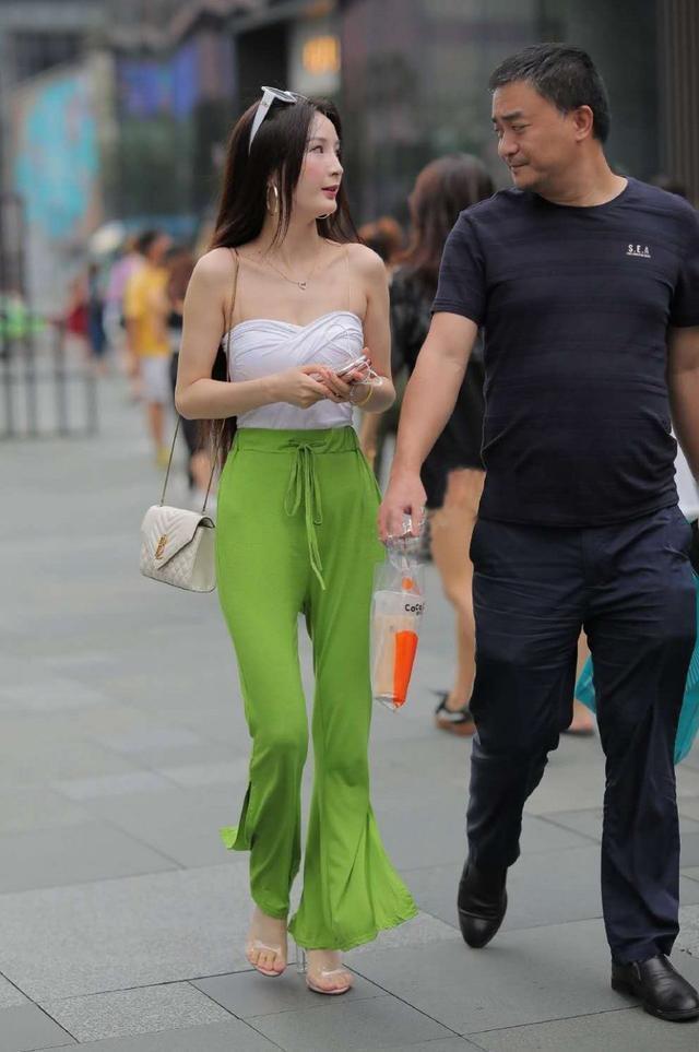 小姐姐|街拍:爱上大叔的小姐姐,长发落肩格外迷人