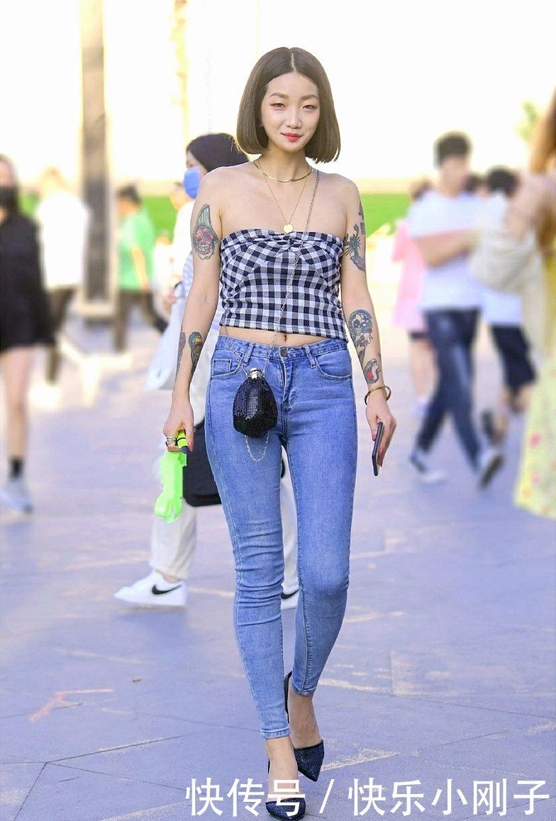 高个模特穿牛仔裤真好看,展示出一双大长腿,彰显轻熟的性感韵味
