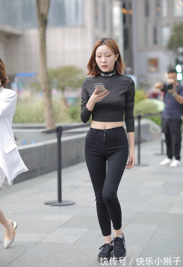 上衣 黑色半高领露背装,搭配黑色紧身裤,酷飒时髦的纯黑色套装
