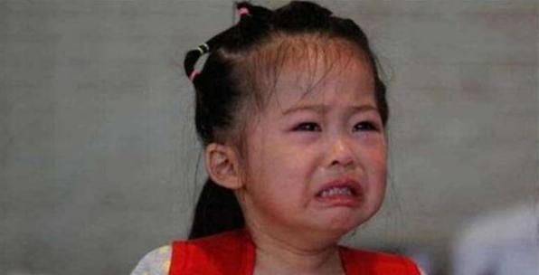 孩子|4岁女孩“被扔”幼儿园2天,老师察觉异样,打开书包后愣住