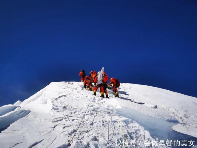 中年|攀登珠峰有条规定:那就是遇到同伴摔倒不允许搀扶,这是为什么?