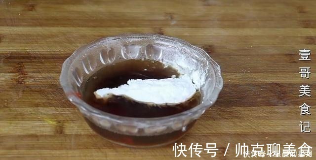 豆腐我家从不红烧,简单一压一搅,出锅太香了,上桌连汤汁都不剩