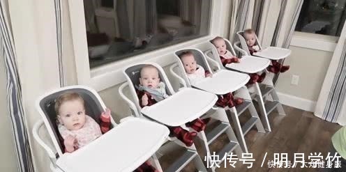 小家伙|5胞胎排排坐等妈妈喂饭,看到妈妈出现后,小家伙表情萌翻了!
