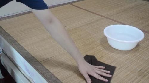 不管凉席多脏多粘,一个简单的方法,一年没洗的凉席,干净又凉爽