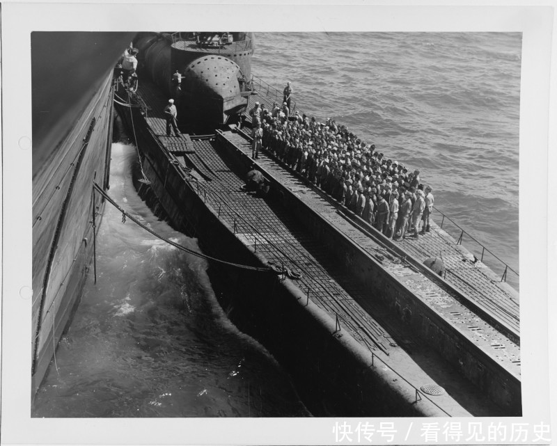 老照片|珍贵二战老照片 日本潜艇部队向美军投降