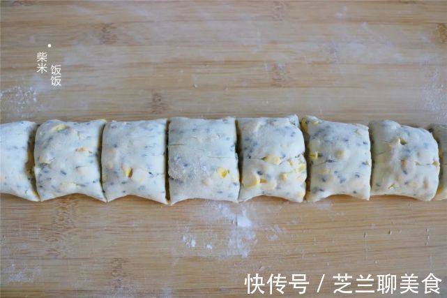 黑芝麻|夏季玉米正鲜嫩,搭配这两种面粉烙饼,又香又软,早餐吃很合适