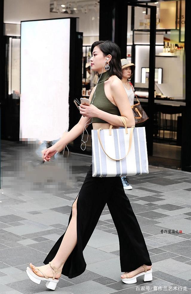 仅仅是多了一道开气,美女的长裤就穿出新感觉,时尚就是拼细节