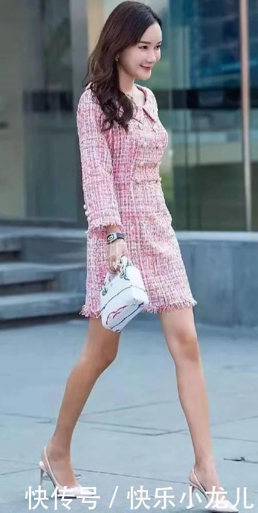 粉色粗毛呢装嫩， 成熟魅力不输给美女