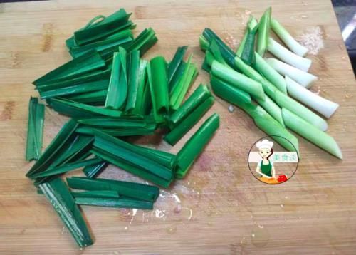 入冬后,最馋这道菜,比回锅肉还香,每回炒一盘,一锅米饭不够吃