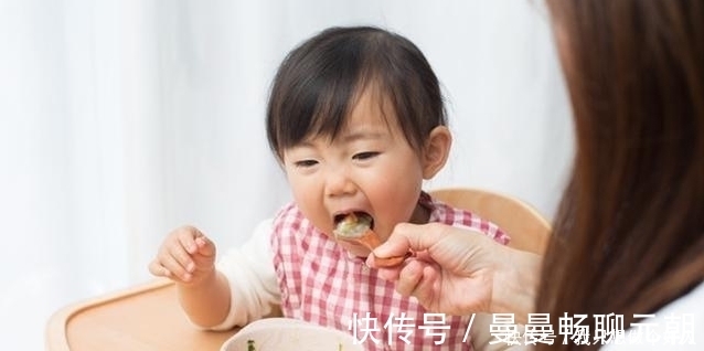 宝宝|孩子几岁学用筷子比较好?太早接触不合适,容易影响娃的积极性