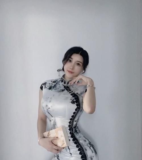 东方美 山水旗袍极具东方美,小姐姐穿上使东方女性的优雅韵味尽溢