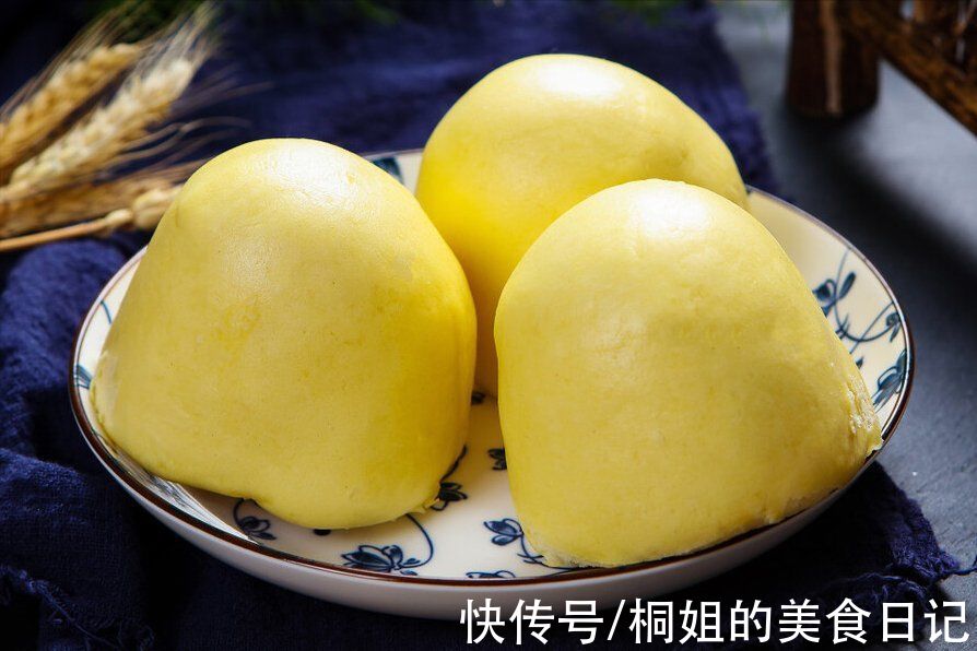 天冷多吃粗粮好处多，做玉米面窝头多放3味料，松软好吃不噎人