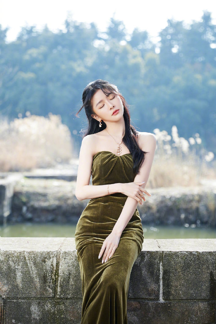 蔡卓宜一袭丝绒抹胸裙,性感又优雅,如同从森林中逃出的高贵公主