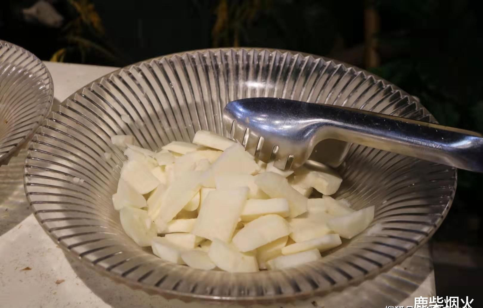 去市里看堂妹,找了一家本土饭馆,6个菜吃到撑,结账不到一百块