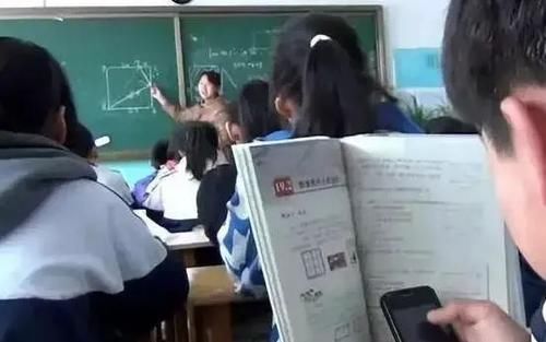 孩子爱玩手机不听课？教育部明确规定：中小学生原则上不得带手机进校园