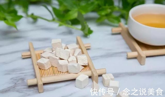 淡红色|茯苓是医生眼中的祛湿“高手”!泡茶健脾益肾,做汤养心安神
