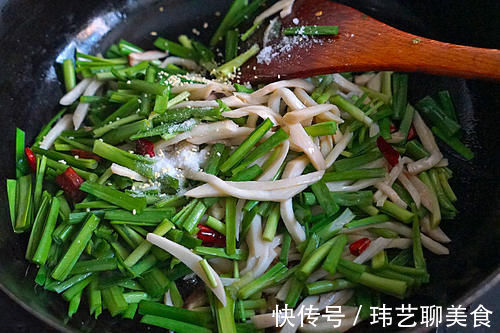 韭菜|冬天的韭菜，鸡蛋靠边站，和这菜炒，实惠又鲜香美味，快学做起来