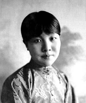 冰心做错了什么?为何孙子要在她墓碑上泼红漆,还写“枉为人表”