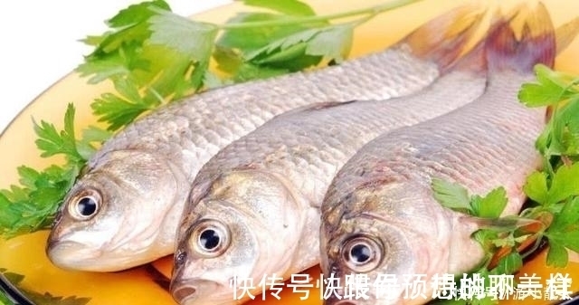 炖鱼时最讨厌一味调料！许多人不懂还在放，难怪鱼汤不白腥味重