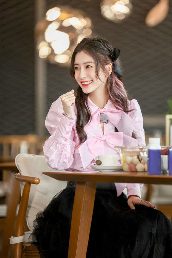 angelababy戴jisoo同款发饰 挂耳染尽显俏皮