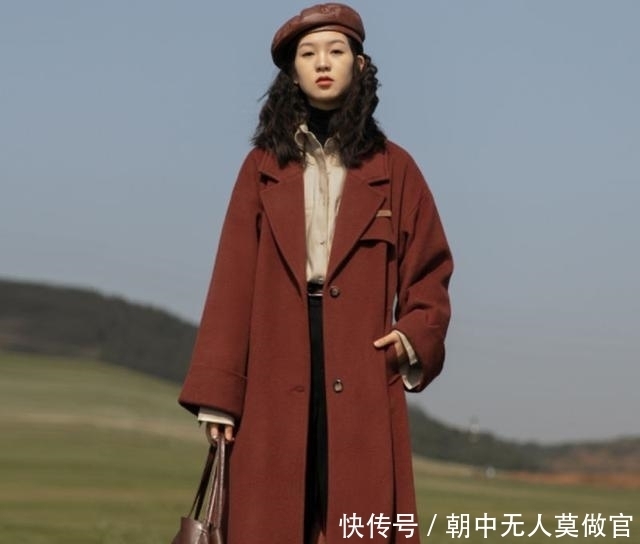 穿大衣时,记得戴“帽子”,挑对款式,穿搭优雅还高级