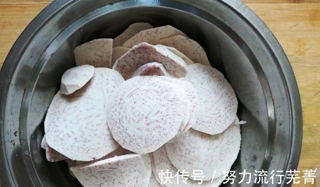 芋头|芋头猪肉丸子外酥里嫩，香糯可口，总是忍不住吃了一个又一个！