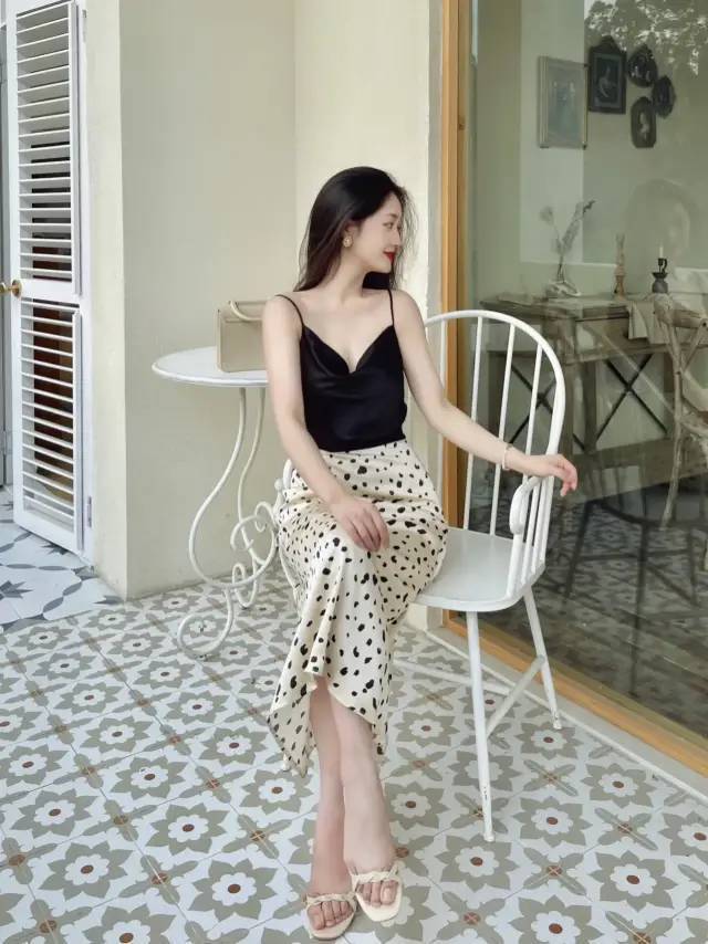 野性|个性的豹纹半裙,跟纯色吊带很般配,造型优雅带点小野性 !