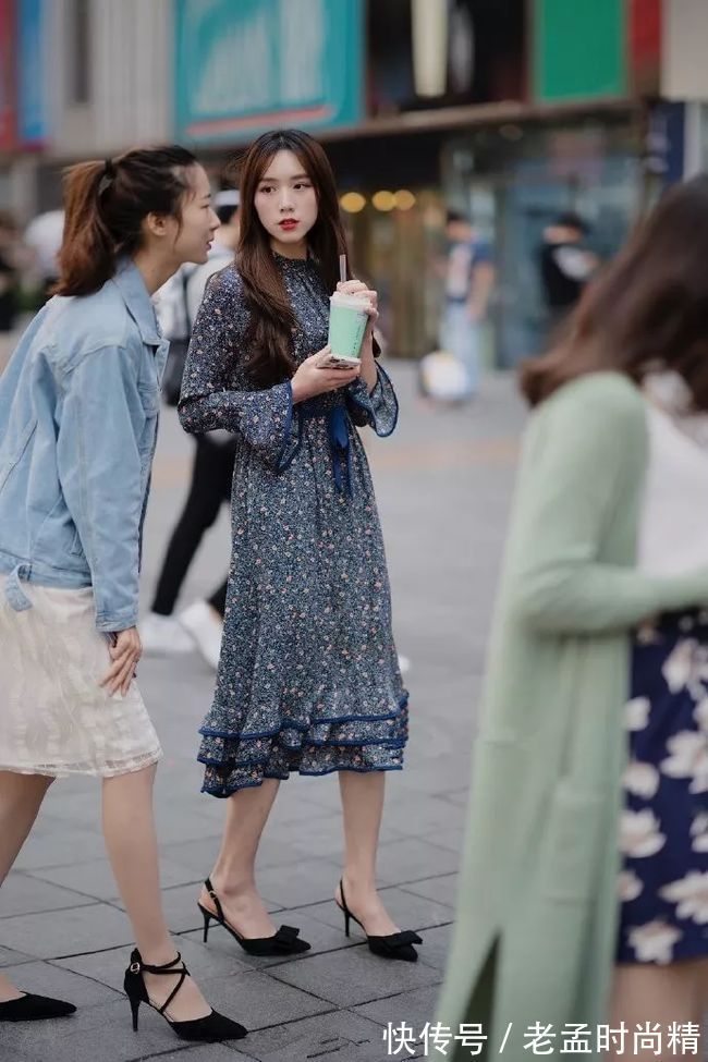 高跟鞋 街拍:高跟鞋时尚穿搭,让女生展现出迷人的魅力