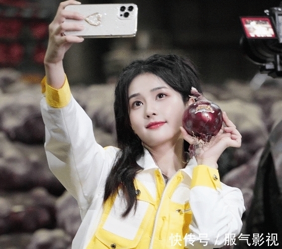 白鹿挑战一次吹14个口哨,baby紧张到做“禁言”手势,林一在围观