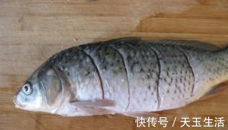 不管炖啥鱼，不要放醋和酒！大厨教你这样做，鱼肉鲜嫩入味，不腥