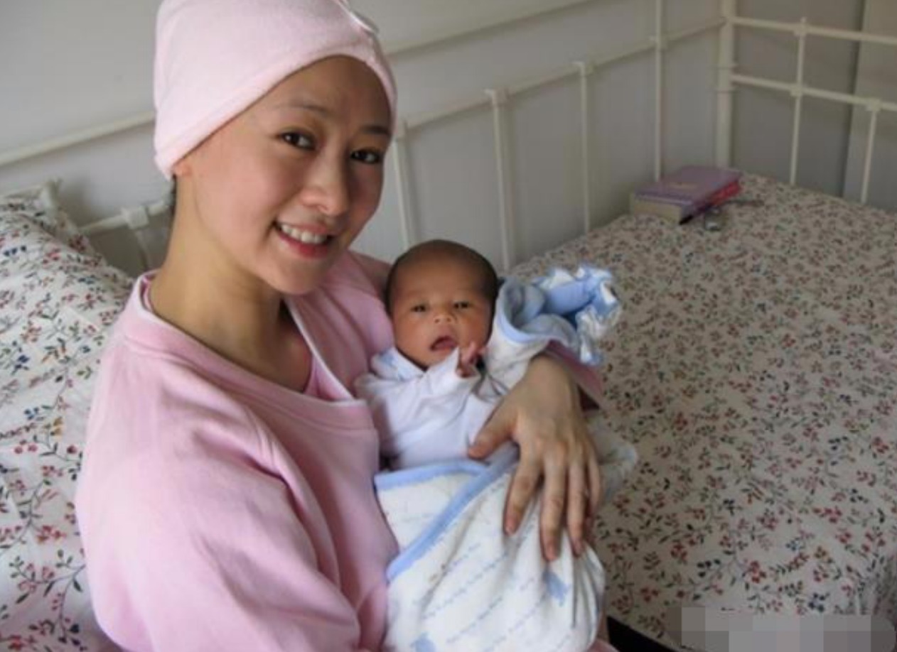 宝宝|最美外婆产房外走红,风头盖过宝宝,外婆:别看我,看我孙子