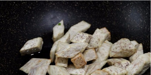 香粉|芋头这样做最好吃,一炸二炒两步搞定,外皮酥脆,内里咸香粉糯