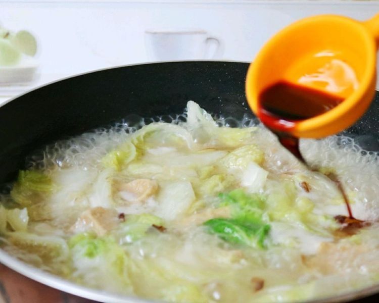 秋天多给家人这样吃白菜，不和面不擀面，清香柔软，汤也很鲜