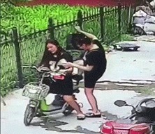 |搞笑GIF：姑娘 你这一字马厉害了 把旁边的小哥都吓跑了