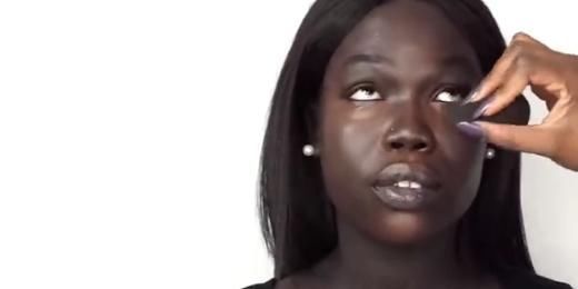 小姐姐|非洲女性用多少化妆品能挽救肤色?化妆师狂刷粉底,结束后傻眼了