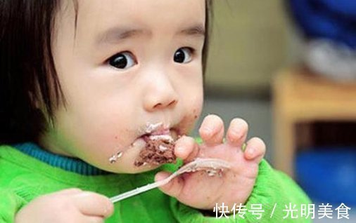 刷牙|“鲨鱼牙”宝宝照片走红,妈妈送医后,医生全赖家长